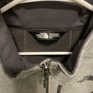 Mens Size Small North Face Jacket. Light Gray